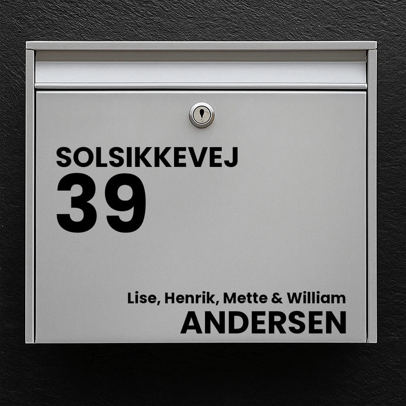 Postkasseklistremerke – gatenavn, stort husnummer og etternavn (med fornavn)