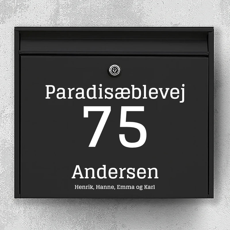 Postkassesticker – centreret vejnavn, stort husnummer & familienavn