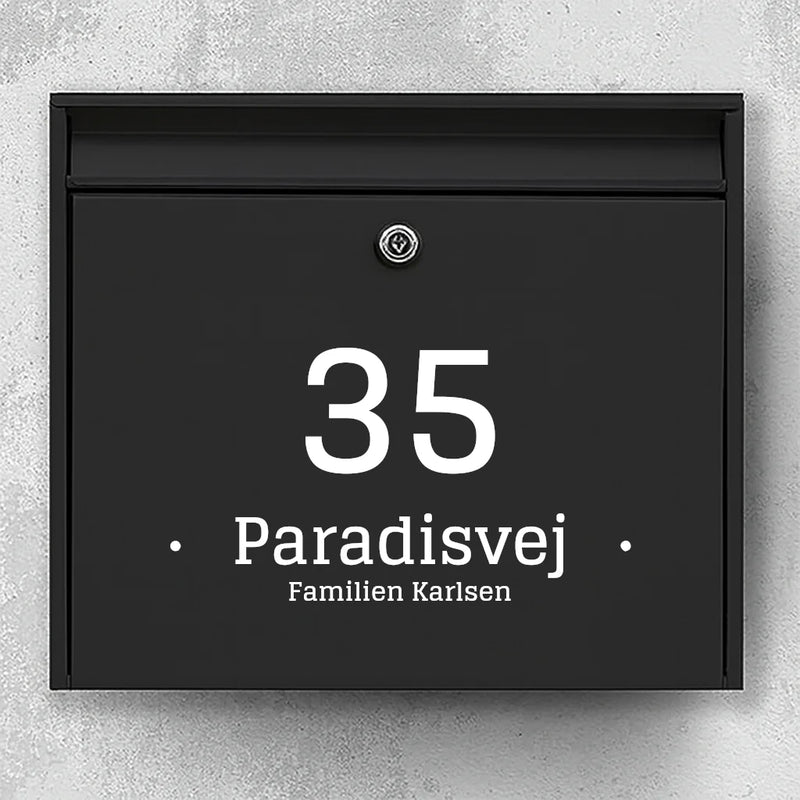 Postkassesticker – stort husnummer med midterlinje (vejnavn eller familienavn)