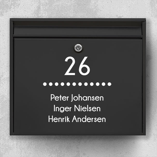 Postkasse-navneskilt med stort husnummer, prikrække som separator og navneliste i flere linjer – vejrbestandig vinyl