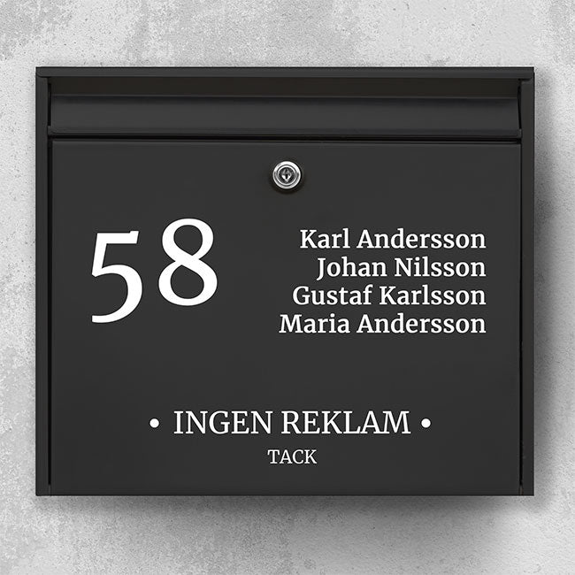 Postkasse-sticker med husnummer, navneliste i flere linjer og teksten “INGEN REKLAM – TACK” – personlig og vejrfast