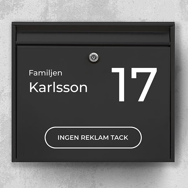 Postkassesticker – familienavn til venstre, stort husnummer & reklamefri kapsel-badge