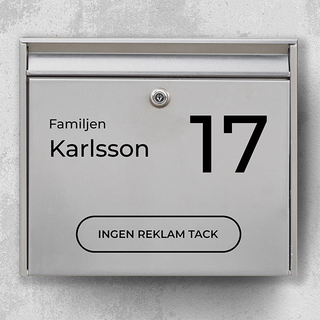 Postkasse label – tydelig typografi med familietekst og husnummer samt markeret felt “Ingen reklamer, tak” – robust udendørs klistermærke