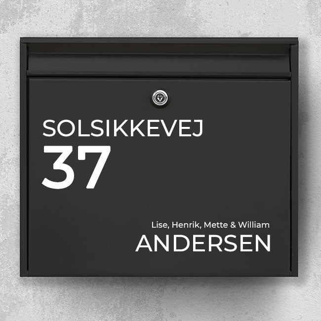 Postkasse-navneskilt i minimalistisk stil – vejnavn og stort husnummer samt efternavn – vejrbestandig vinyl