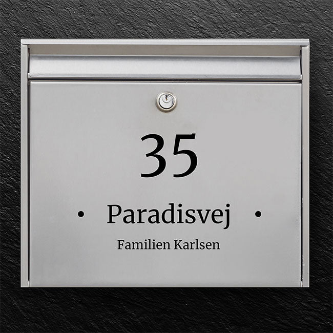 Postkassesticker – stort husnummer med midterlinje (vejnavn eller familienavn)