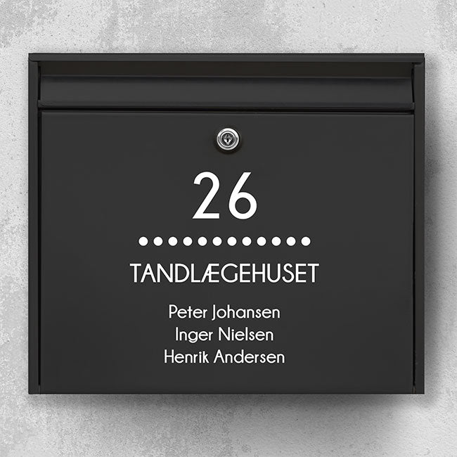 Postkasseklistremerke – sentrert husnummer, stiplet linje og firmanavn (med navneliste)