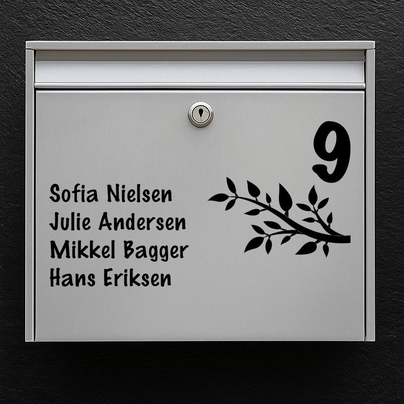 Postkasse-navneskilt med gren og bladmotiv – stort husnummer og navneliste i flere linjer – vejrbestandig vinyl
