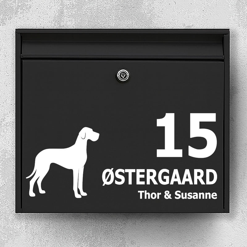 Postkasse klistermærke med grand danois i silhuet – personlig tekst til navn og husnummer – vejrbestandig vinyl