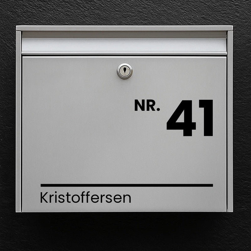 Postkassesticker – “NR.” stort husnummer & efternavn med linje