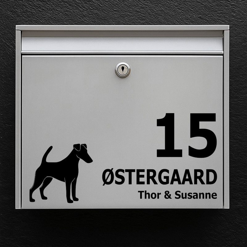 Navneskilt/label til postkasse – hundemotiv: glathåret foxterrier – personlig tekst i klar, læsbar typografi