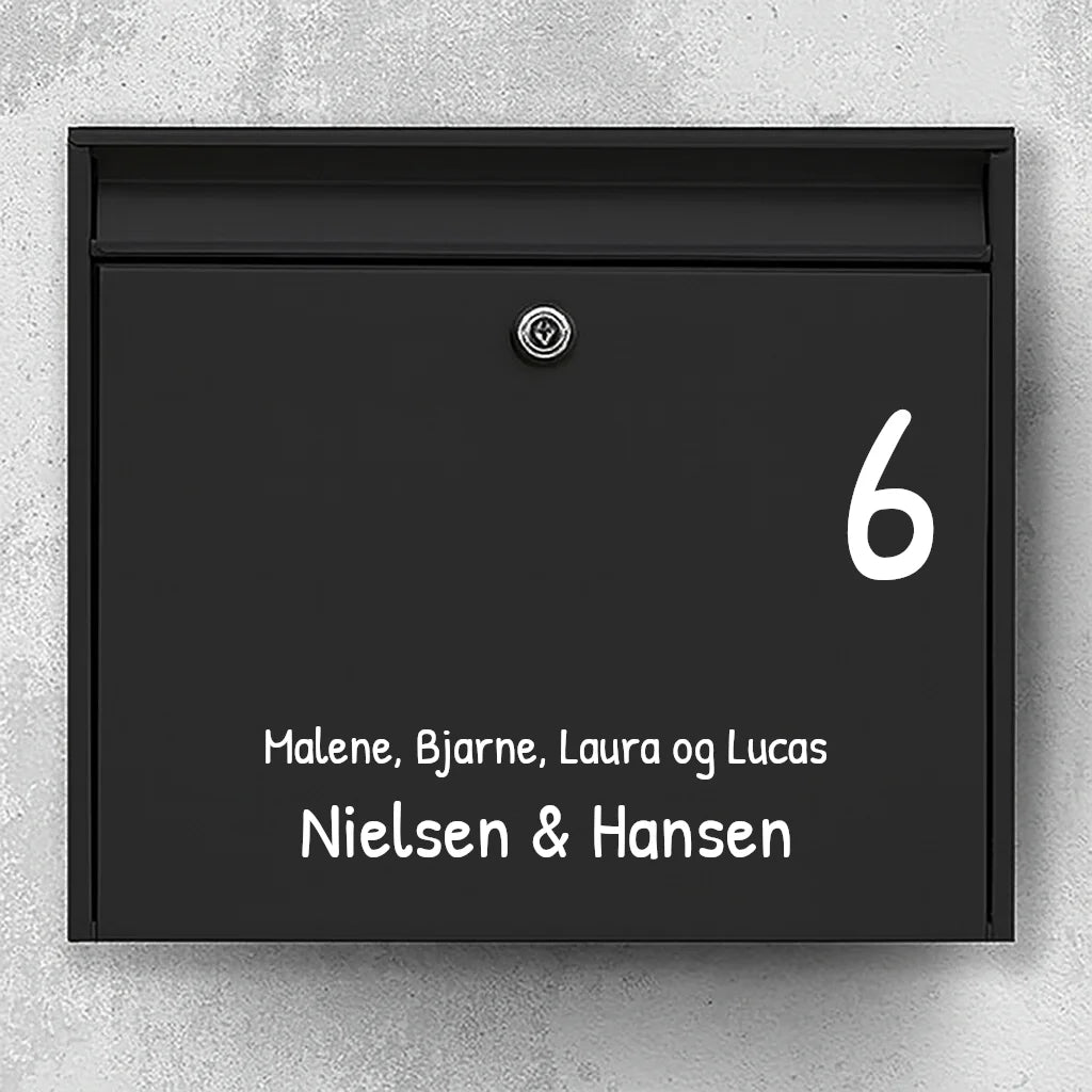 Postkassesticker – valgfri skrifttype: husnummer i højre hjørne, fornavne & to efternavne