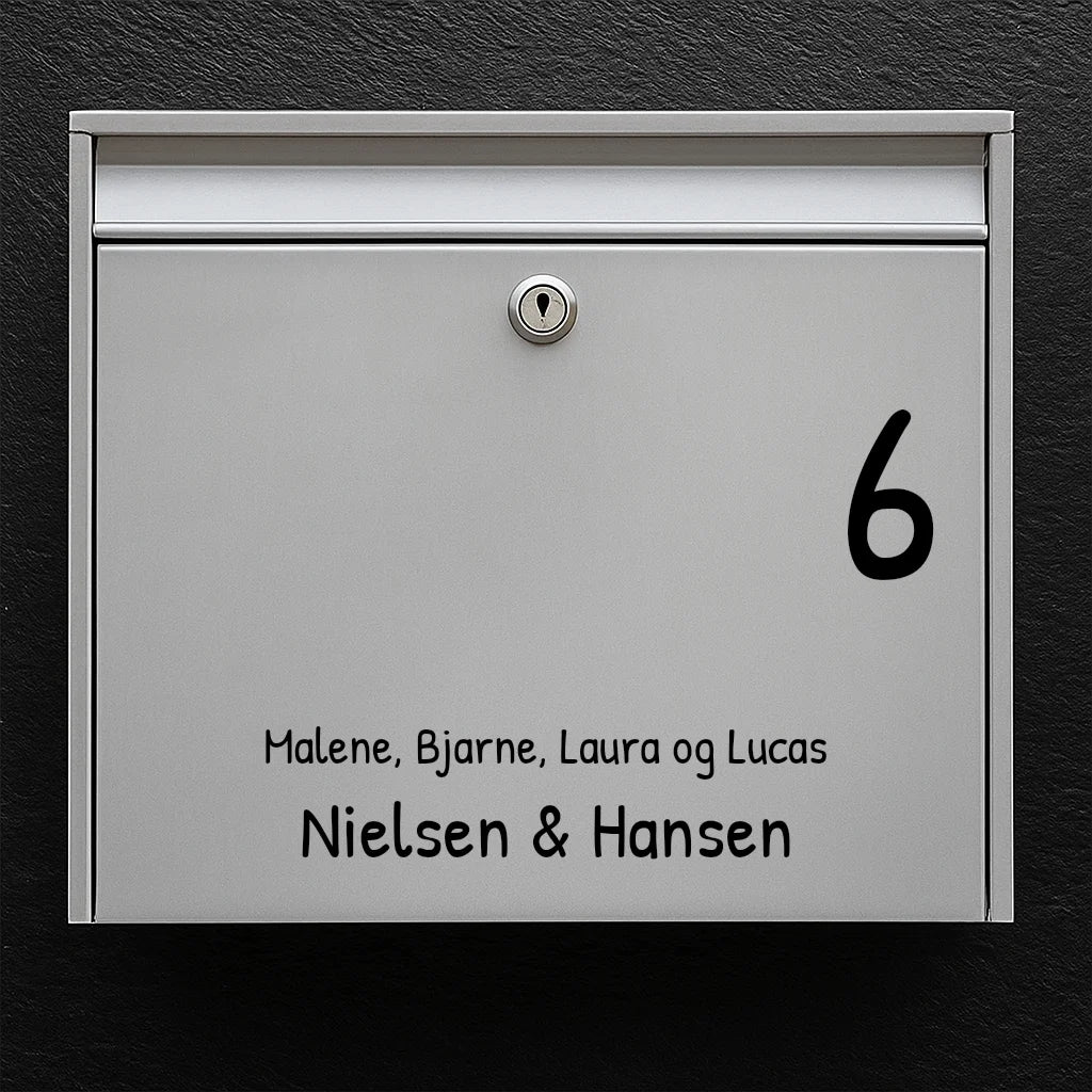Postkassesticker – valgfri skrifttype: husnummer i højre hjørne, fornavne & to efternavne