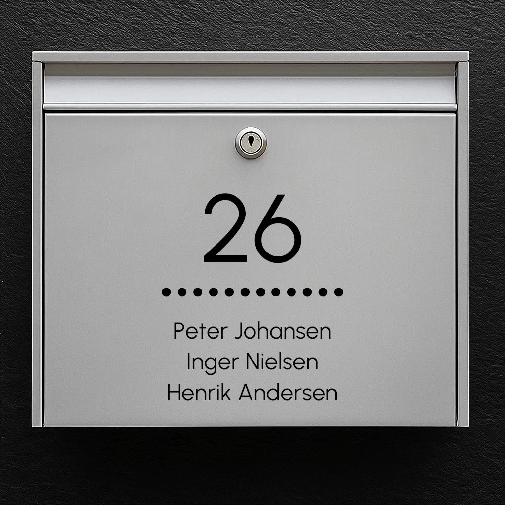 Postkassesticker – centreret husnummer med priklinje & navneliste