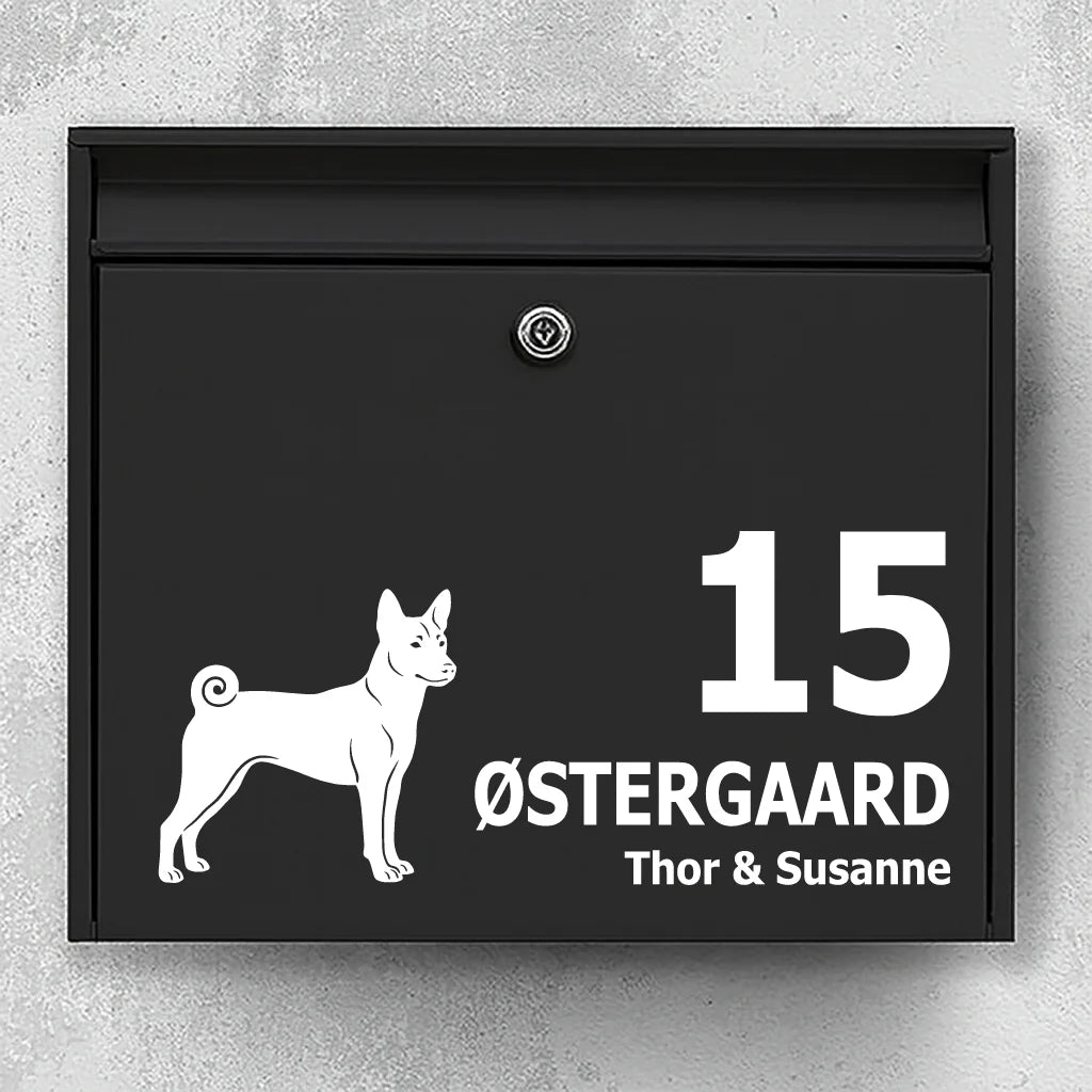 Postkassesticker med Basenji