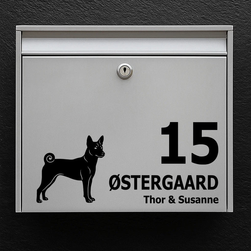 Postkassesticker med Basenji