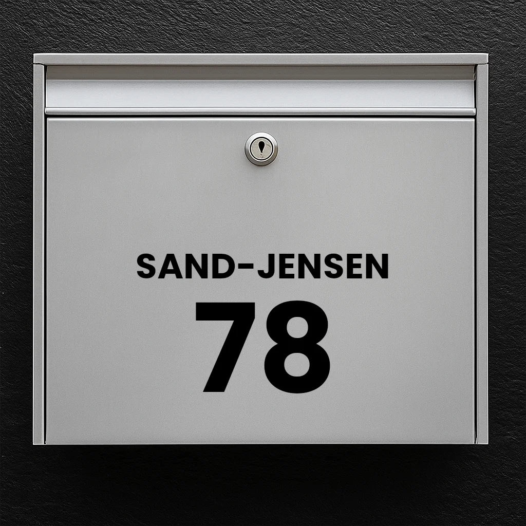 Postkassesticker – efternavn over stort husnummer (centreret)