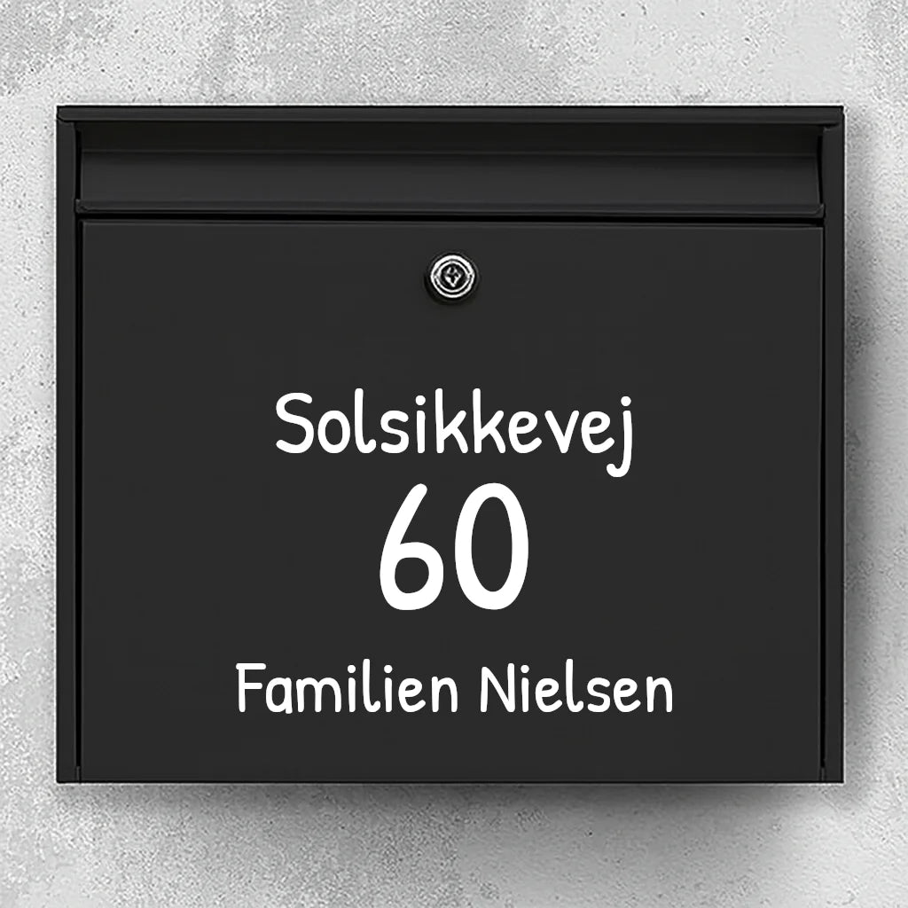 Postkassesticker – vælg skrifttype: vejnavn, stort husnummer & familienavn (centreret)