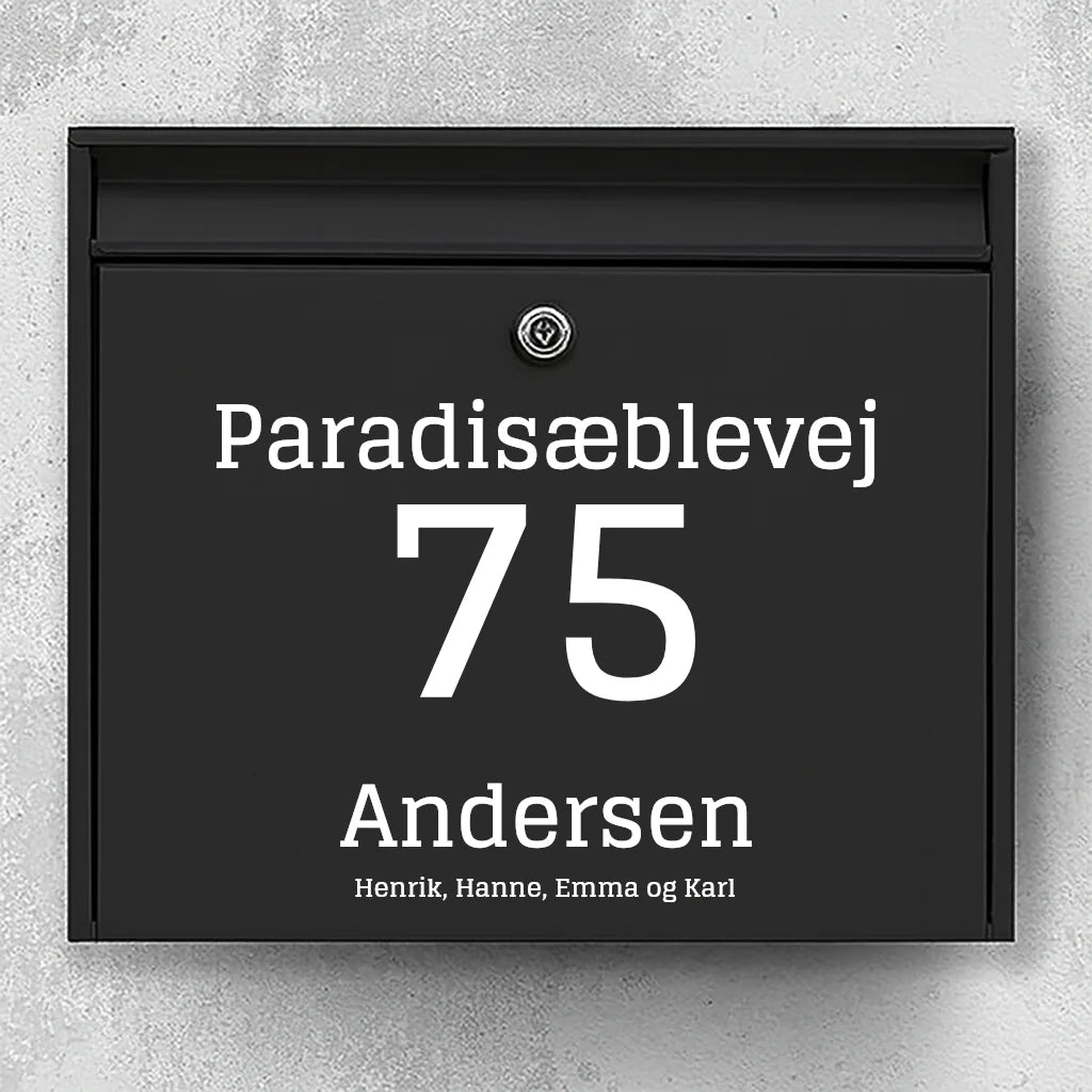 Postkassesticker – centreret vejnavn, stort husnummer & familienavn