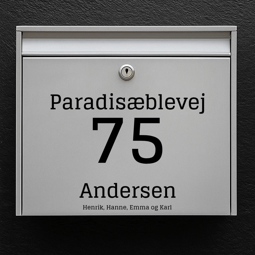 Postkassesticker – centreret vejnavn, stort husnummer & familienavn