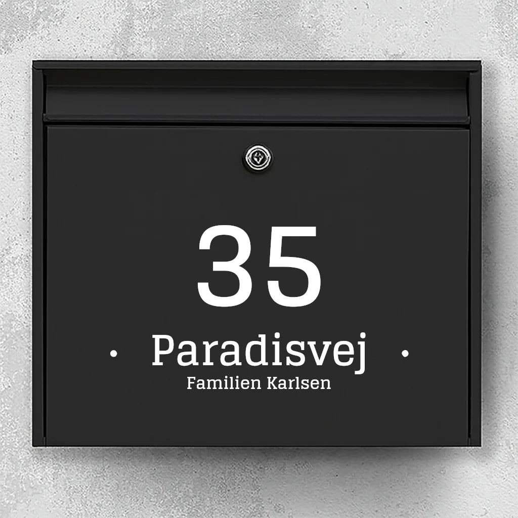 Postkassesticker – stort husnummer med midterlinje (vejnavn eller familienavn)