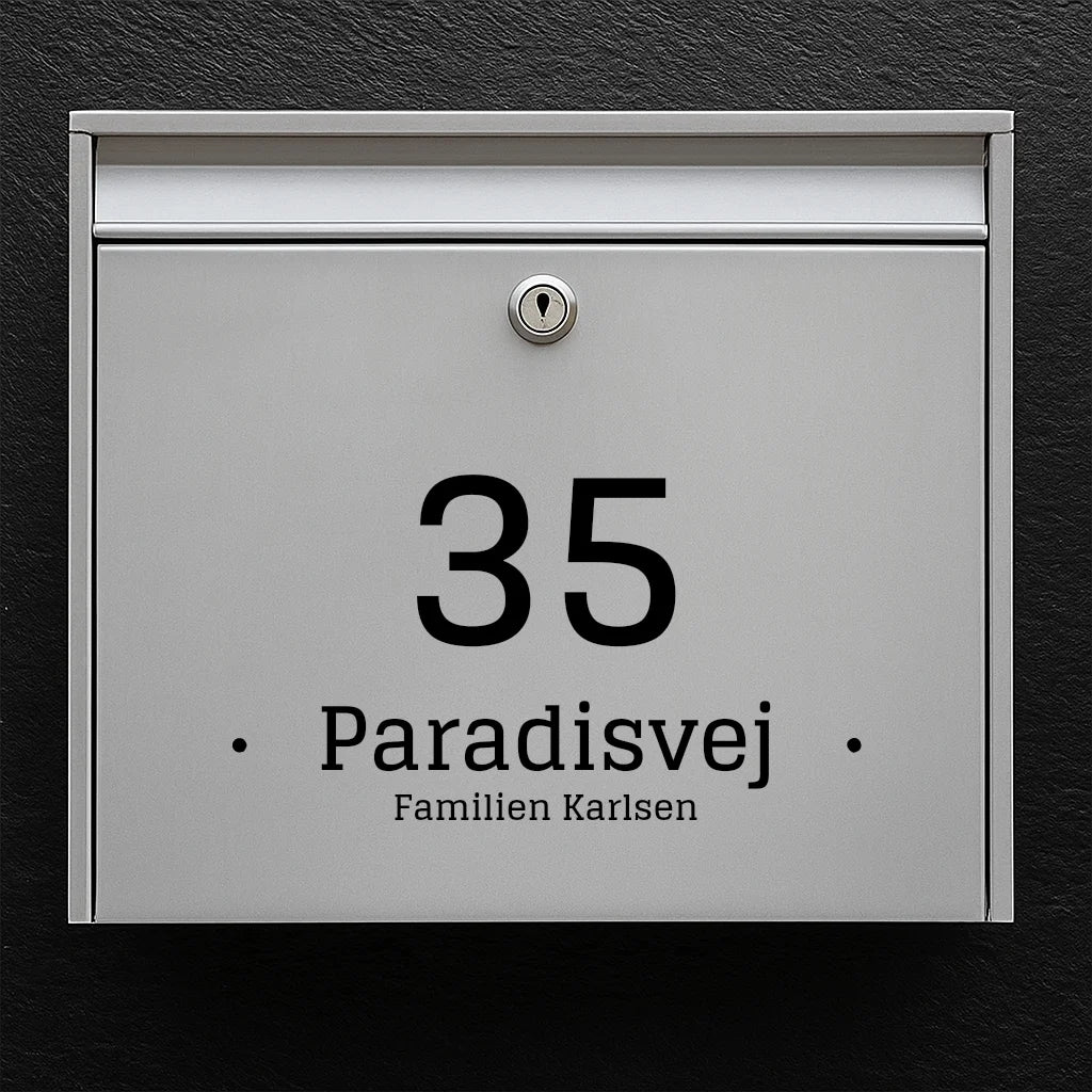 Postkassesticker – stort husnummer med midterlinje (vejnavn eller familienavn)
