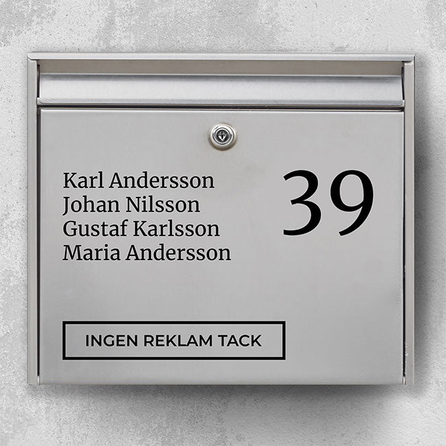 Moderne postkasse label – beboernavne i flere linjer, tydeligt husnummer og rammet felt “Ingen reklamer, tak” – robust udendørs klistermærke