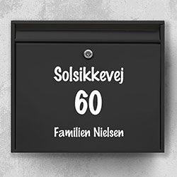 Postkassesticker – vælg skrifttype: vejnavn, stort husnummer & familienavn (centreret)