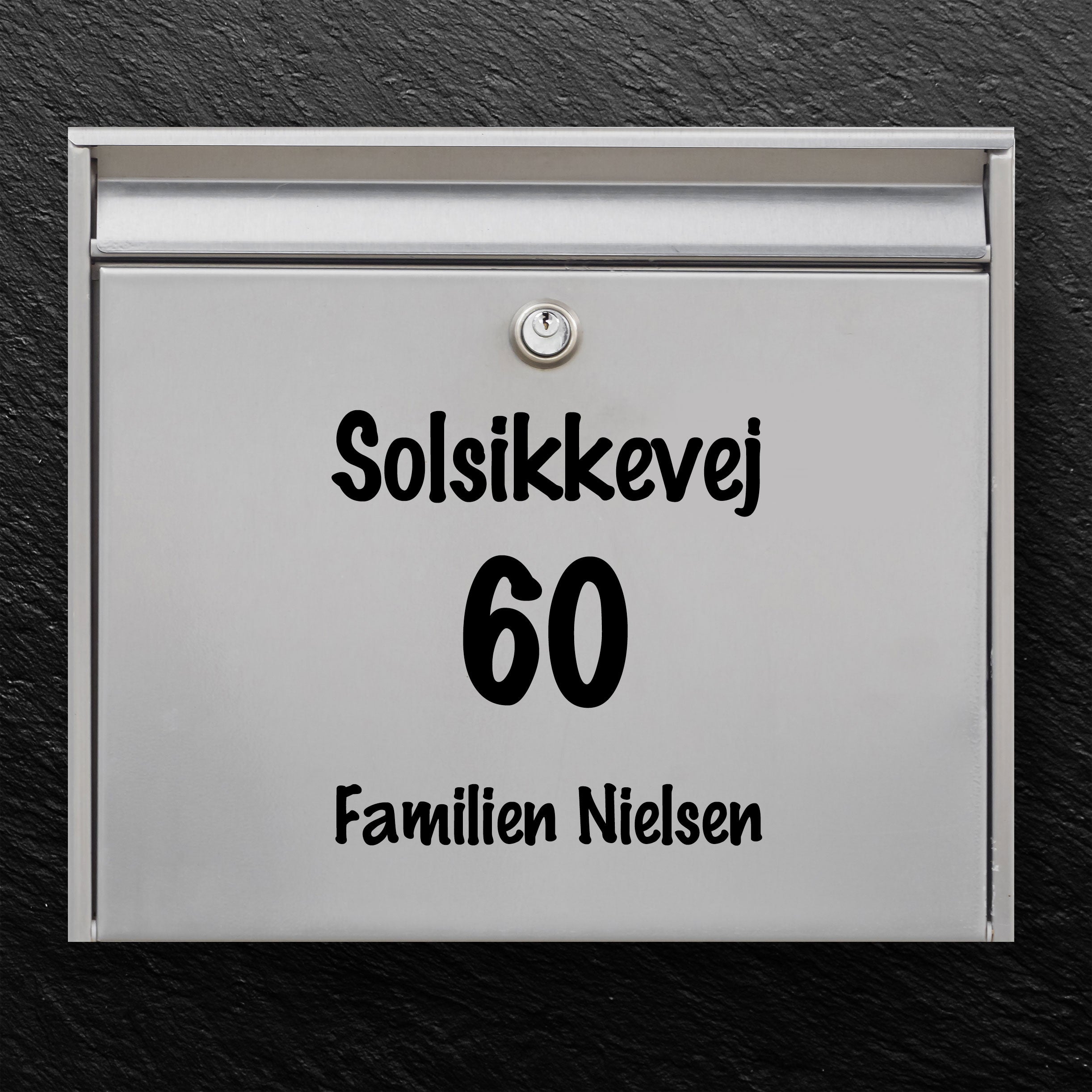 Postkassesticker – vælg skrifttype: vejnavn, stort husnummer & familienavn (centreret)