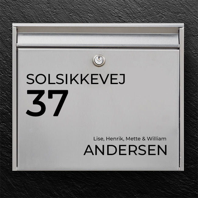 Postkassesticker – vejnavn, stort husnummer & efternavn (med fornavne)