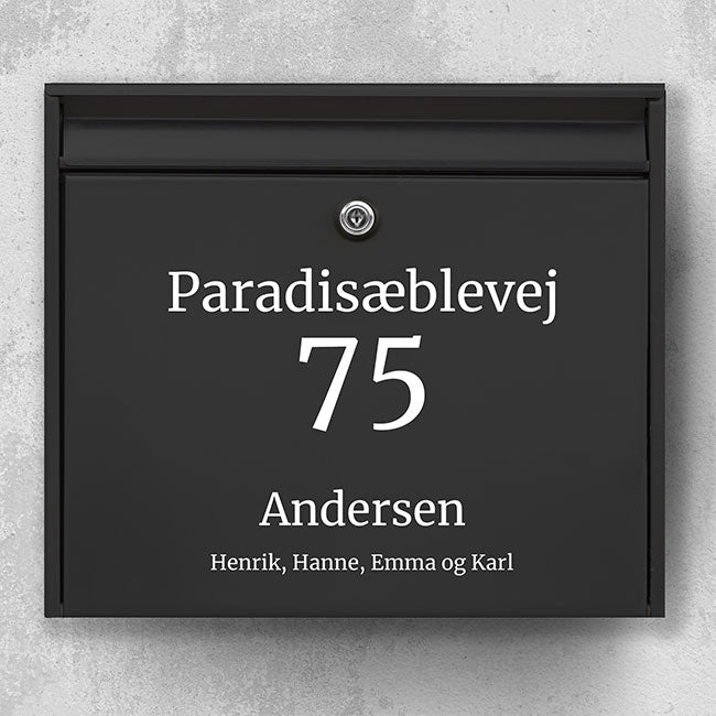 Postkassesticker – centreret vejnavn, stort husnummer & familienavn