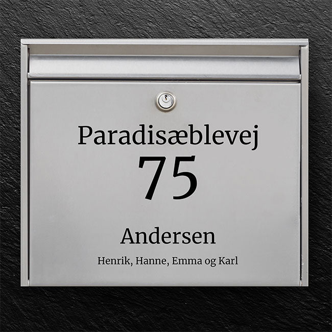 Postkassesticker – centreret vejnavn, stort husnummer & familienavn