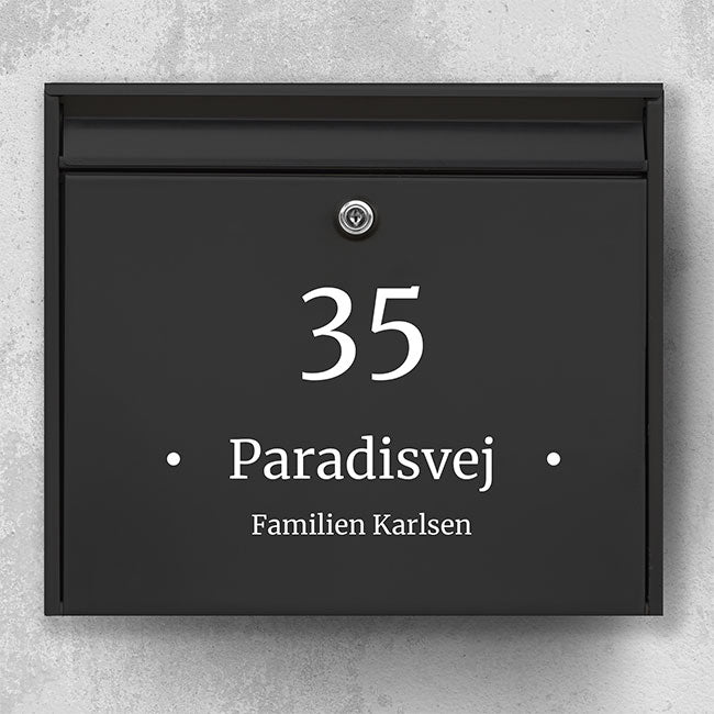 Postkassesticker – stort husnummer med midterlinje (vejnavn eller familienavn)