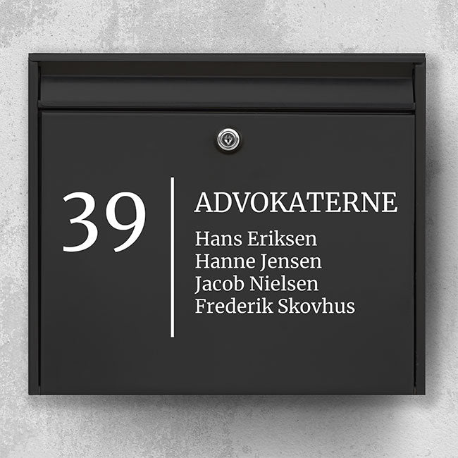 Postkassesticker – firmanavn med stort nummer & navneliste