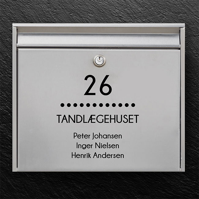 Postkassesticker – centreret husnummer, priklinje & firmanavn (med navneliste)