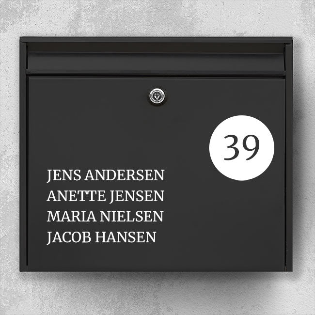 Postkassesticker – navneliste med rundt husnummer-badge