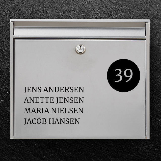Postkassesticker – navneliste med rundt husnummer-badge
