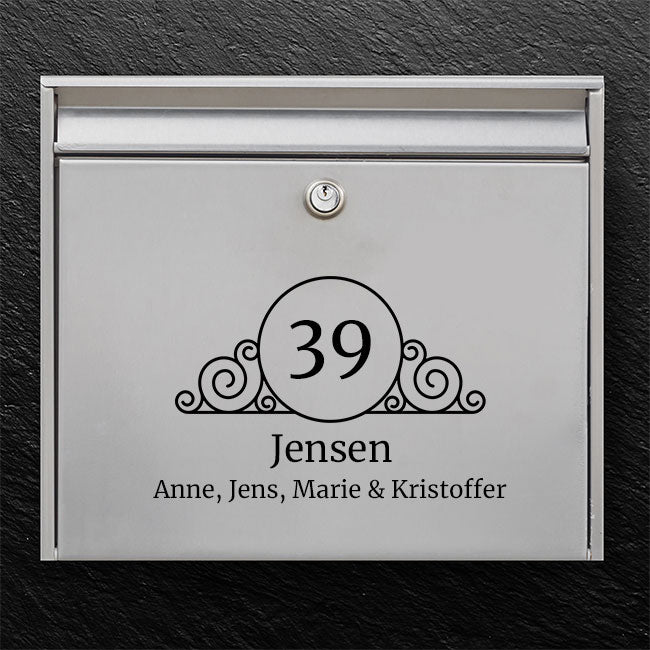Postkassesticker – crest-ornament med husnummer, efternavn & fornavne