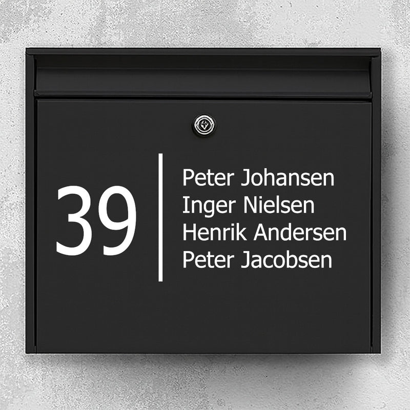 Postkasse-sticker med stort husnummer og lodret skillelinje – navneliste i flere linjer – vejrbestandig vinyl