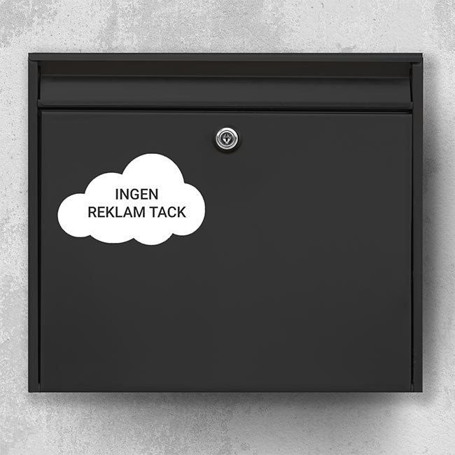 Postkasse-klistermærke i hvid sky med teksten “Ingen reklamer, tak” – reklamefri mærkat til sort postkasse