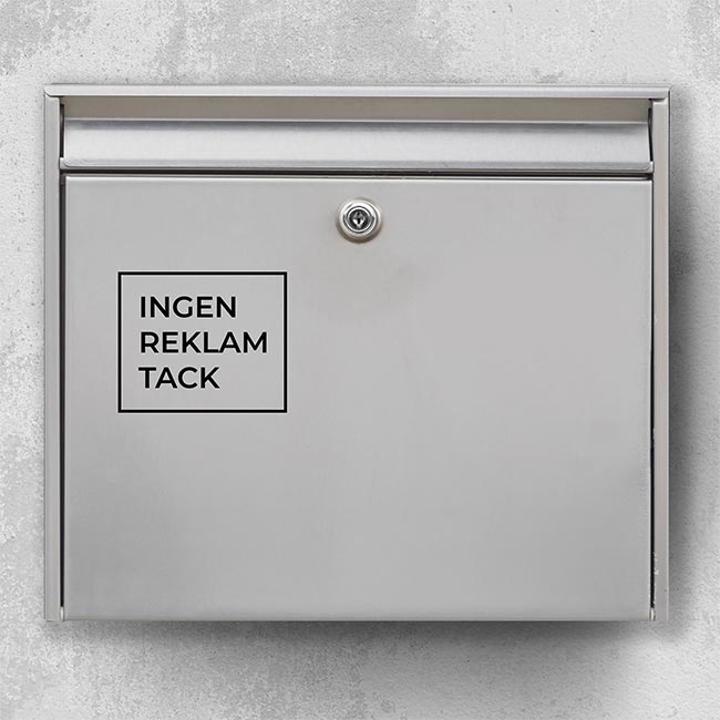 Reklamefri postkasse label – minimalistisk hvid firkant med teksten “Ingen reklamer, tak” på mørk låge