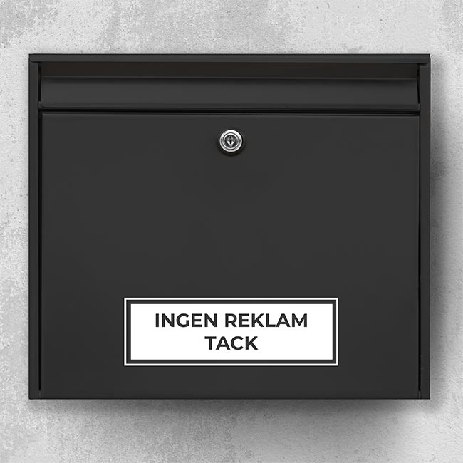 Reklamefri postkasse label – rektangulær sort plade med teksten “Ingen reklamer, tak” på sølvgrå postkasse