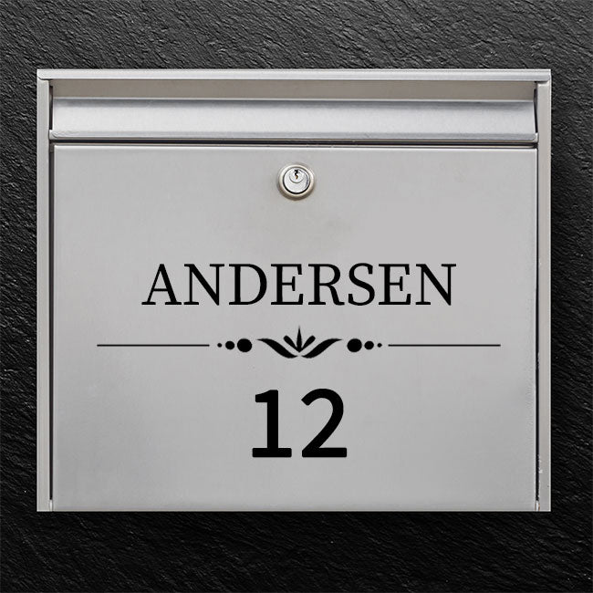 Postkassesticker – efternavn med dekorlinje & stort husnummer