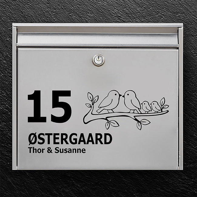 Navneskilt til postkasse – motiv med fuglefamilie på gren – tilpas navn og husnummer – udendørs kvalitet