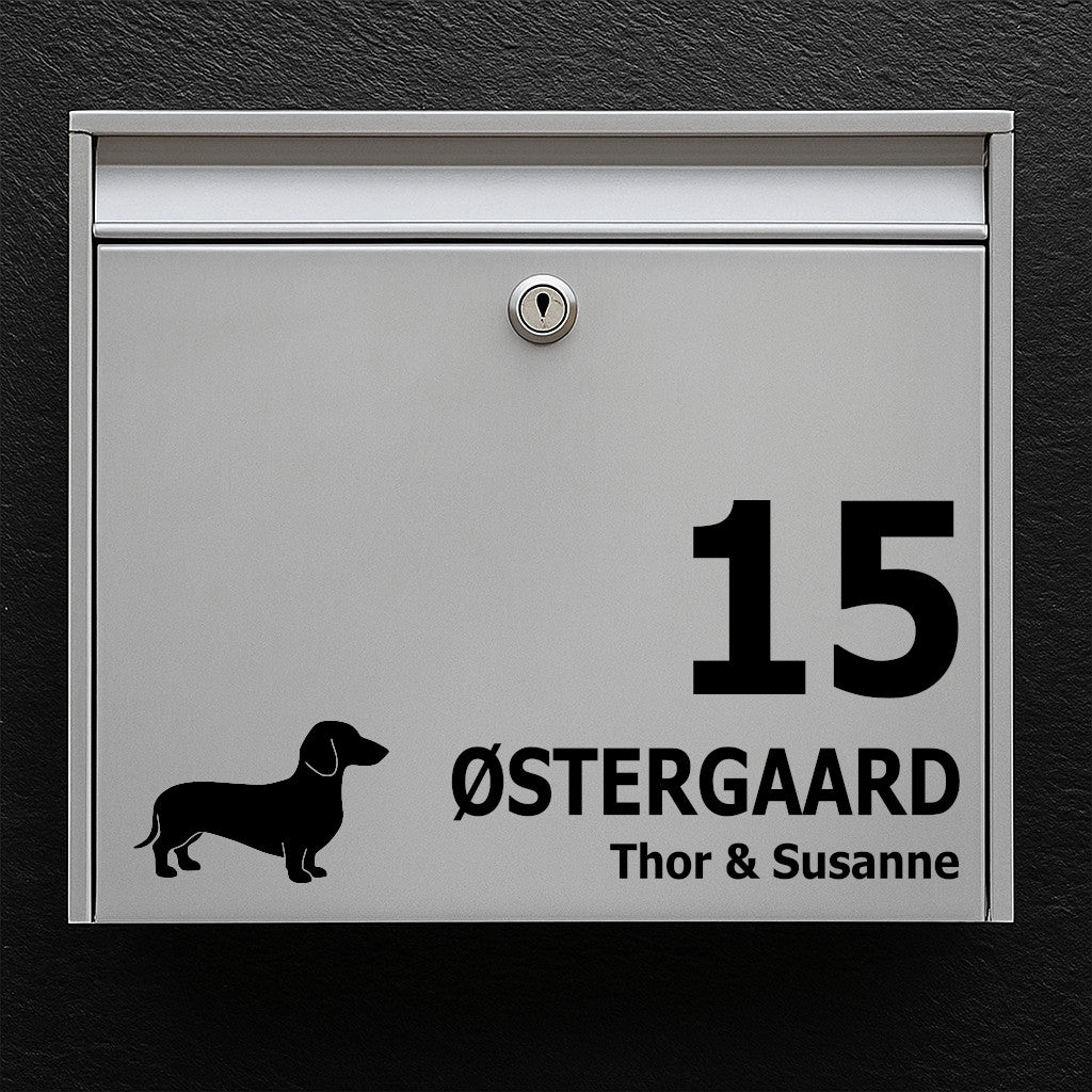 Navneskilt til postkasse med gravhund ikon – plads til husnummer og navne – holdbar kvalitet