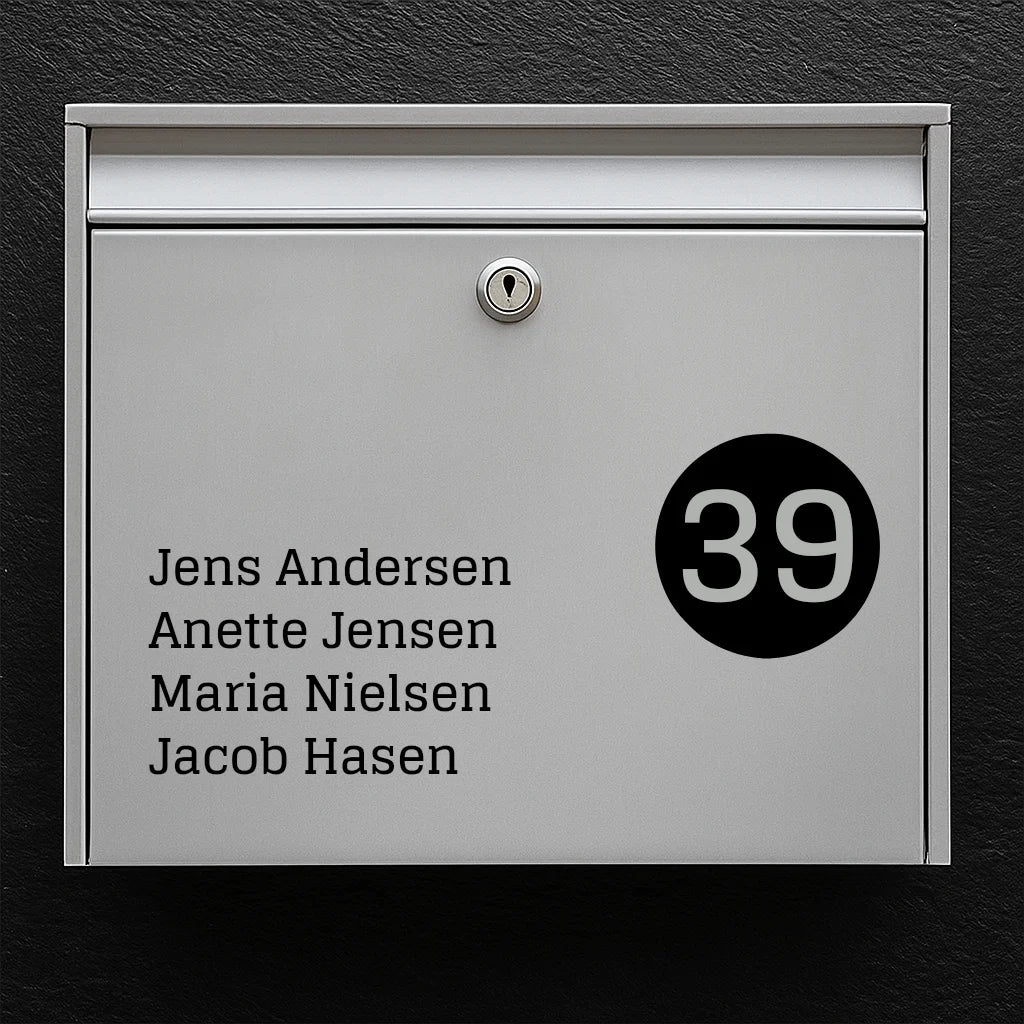 Postkassesticker – navneliste med rundt husnummer-badge