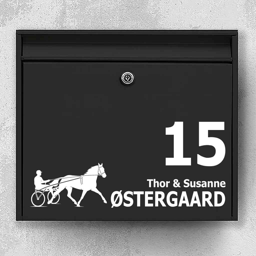 Postkassesticker med travhest