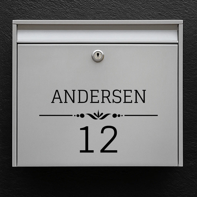 Postkassesticker – efternavn med dekorlinje & stort husnummer