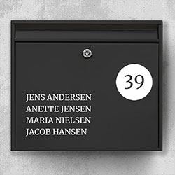 Navneskilt postkasse - Design K: Husnummer i cirkel med navn